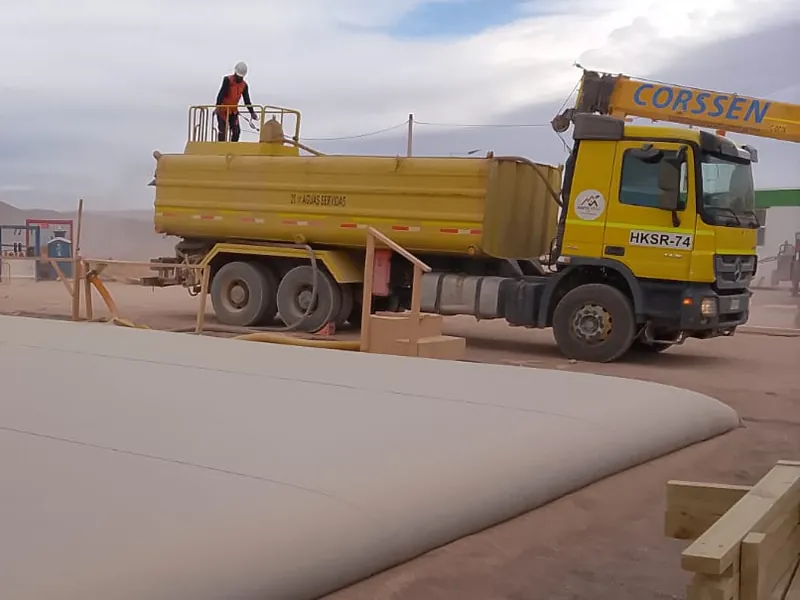 Camión de aguas servidas de Norte Vital operando en una faena con un operador sobre el estanque