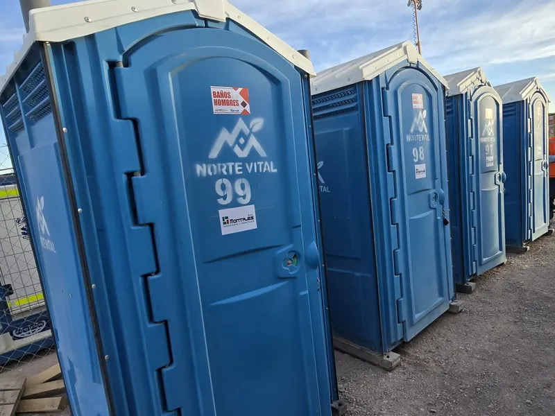 Baños químicos azules de Norte Vital numerados 97, 98 y 99 instalados en faena