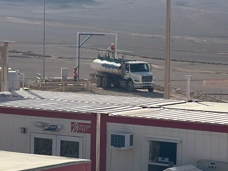 Camión aljibe abasteciendo un campamento minero en el desierto de la Región de Antofagasta